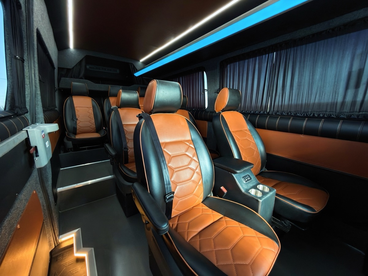 Volkswagen Crafter VIP — фото салону мікроавтобуса для пасажирських перевезень Україна–Європа (1 з 10)